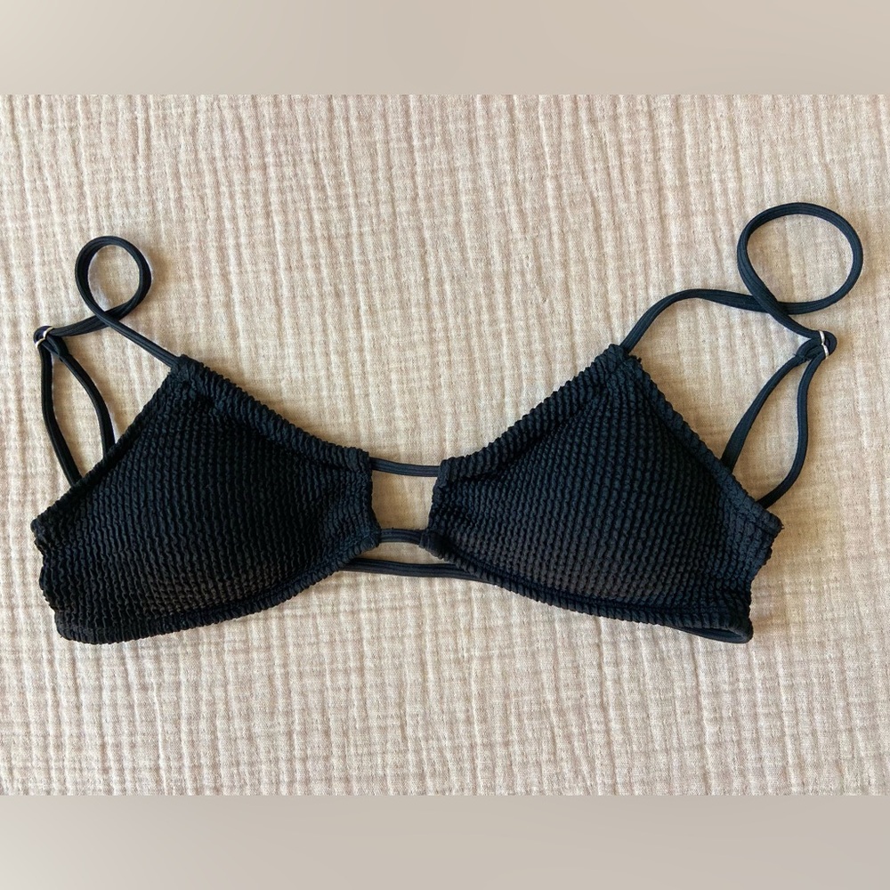 Black Textured Swim Top 🖤 Size M